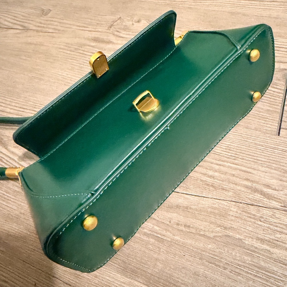 NWOT Elegant Green Retro Handbag (small)